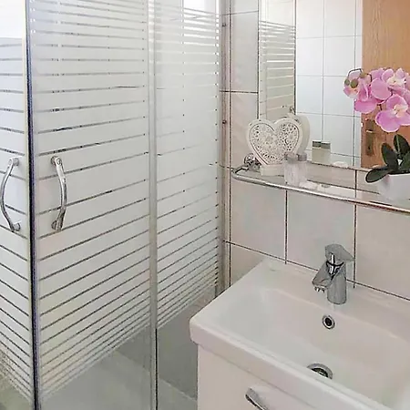 Awesome In Hvar With Swimming Pool Apartman *